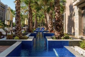 Apartment Sleeps 4 with Pools Access - Smart TVs