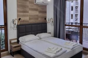 Apartment Sleeps 4 with Pools Access - Smart TVs