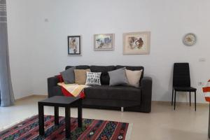 2 Bed Apt Sleeps 6 -Balcony - 5-Mins from seaside