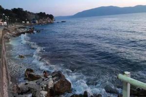 2 Bed Apt Sleeps 6 -Balcony - 5-Mins from seaside