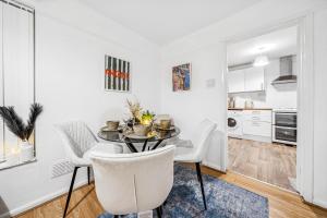 GroveHaus Modern & Spacious 4BR House By AltoLuxo Short Lets & Serviced Accommodation With Free WiFi & Parking