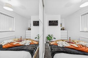 GroveHaus Modern & Spacious 4BR House By AltoLuxo Short Lets & Serviced Accommodation With Free WiFi & Parking