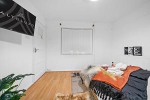 GroveHaus Modern & Spacious 4BR House By AltoLuxo Short Lets & Serviced Accommodation With Free WiFi & Parking