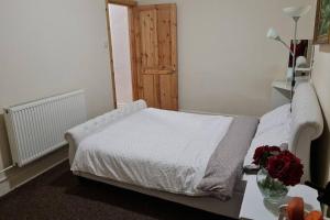 4 Bed House Sleeps 8 - Pet Friendly with Garden