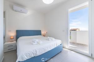 Modern & Bright 2BR Retreat with Balcony