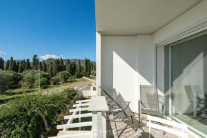 Modern & Bright 2BR Retreat with Balcony img5
