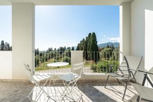 Modern & Bright 2BR Retreat with Balcony img4