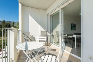 Modern & Bright 2BR Retreat with Balcony