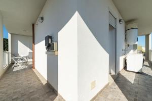 Modern & Bright 2BR Retreat with Balcony