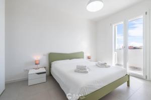 Modern & Bright 2BR Retreat with Balcony img12