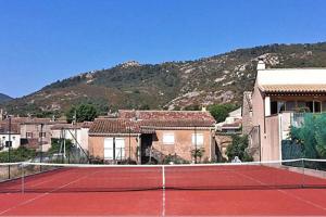 3 Bed Villa Sleeps 6 with Pool & Private Parking