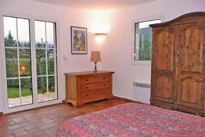 3 Bed Villa Sleeps 6 with Pool & Private Parking