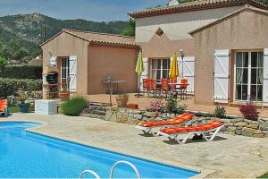 3 Bed Villa Sleeps 6 with Pool & Private Parking
