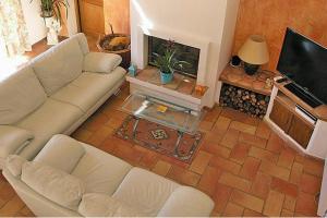 3 Bed Villa Sleeps 6 with Pool & Private Parking