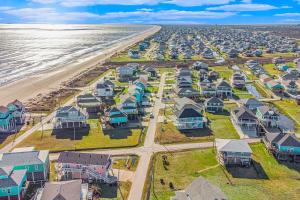 Retreat Steps to Beach Large Deck Family Fun