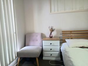 Air conditioned Floral Youth Backpacker and Holiday House