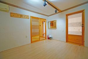 Jeonjuhanogmaeul Geha GongganyiMei mi