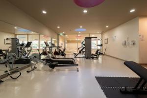 Premium Flat w Pool, Gym & Garage by HostWise