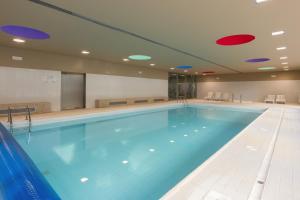 Premium Flat w Pool, Gym & Garage by HostWise