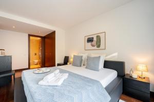 Premium Flat w Pool, Gym & Garage by HostWise