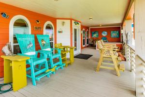 Steps to Beach Tropical Theme Pet Paradise