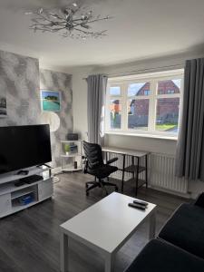 Bright Private Room with Parking & Garden Access