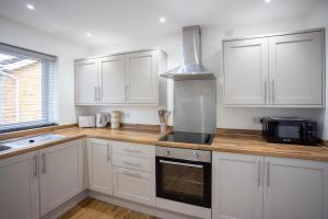 Stylish 2-Bed Apartment with Parking & City Access