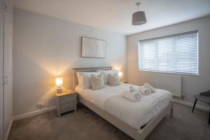 Stylish 2-Bed Apartment with Parking & City Access