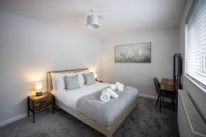 Stylish 2-Bed Apartment with Parking & City Access