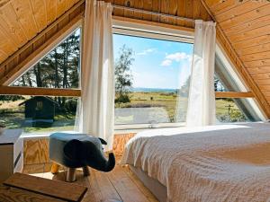 Cozy Small Holiday Home With Sea View