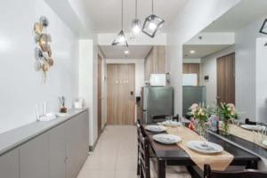 Staycation hosted by Cozypura near MOA, Airport, with Netflix and FREE WIFI with pay parking