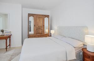 Beachfront, Sea Views, WiFi, Fireplace, 1-Min Walk