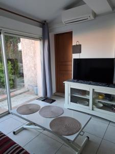 Studio sur les hauteurs de La Ciotat vue mer