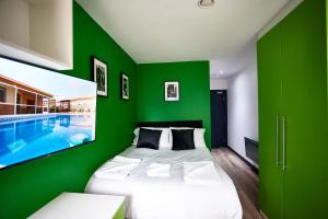 LENNON SUITE 4 Bedrooms, 4 Bathrooms