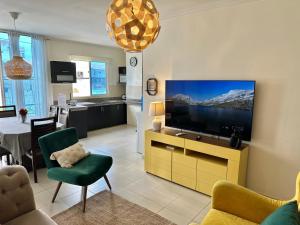 C&E ALOJAMIENTOS , Apartamentos a una calle de la Playa & Malecón