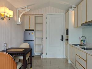 Grand Florida芭提雅带免费游泳池温泉桑拿浴和健身房瑜伽室私家海滩公寓E206