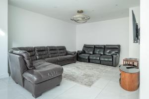 Spacious 4BR Home Garden & Office Space