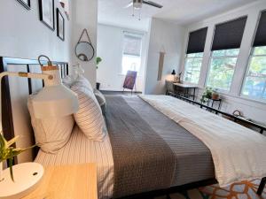 Chic Algiers Point loft w king bed & full kitchen