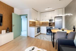 Evergreen 301 - Luxury ski apartment near gondola