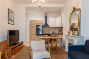 Parisian Elegance - Refined 1BD in Le Marais