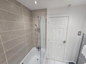 2ndHomeStays- Bilston- Contractors Friendly Townhouse