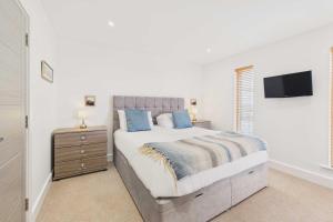 Host & Stay - Becalmed