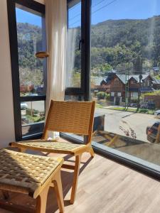 Moderno y luminoso vista a la montaña y parrilla