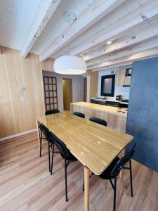 Moderno y luminoso vista a la montaña y parrilla