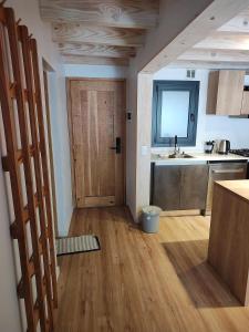 Moderno y luminoso vista a la montaña y parrilla