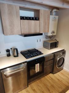 Moderno y luminoso vista a la montaña y parrilla