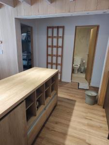 Moderno y luminoso vista a la montaña y parrilla