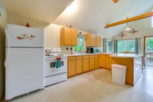 Cozy Hideaway on Key Peninsula with Serene Views!