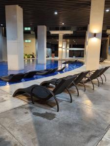 Staycation hosted by Cozypura near MOA, Airport, with Netflix and FREE WIFI with pay parking