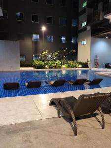 Staycation hosted by Cozypura near MOA, Airport, with Netflix and FREE WIFI with pay parking
